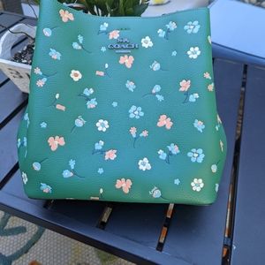 Coach med town bucket, green